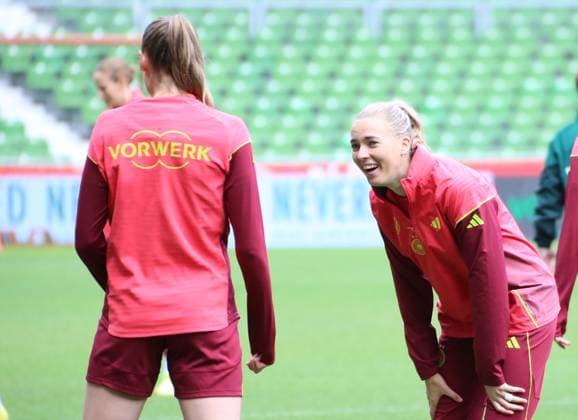 28.05.2025, xgrfx, Fussball DFB-Medientermine, Deutsche Frauennationalmannschaft - Training v.l. Jule Brand, Laura Freigang (Deutsche Frauennationalmannschaft) (DFL DFB REGULATIONS PROHIBIT ANY USE OF PHOTOGRAPHS as IMAGE SEQUENCES and or QUASI-VIDEO) Bremen