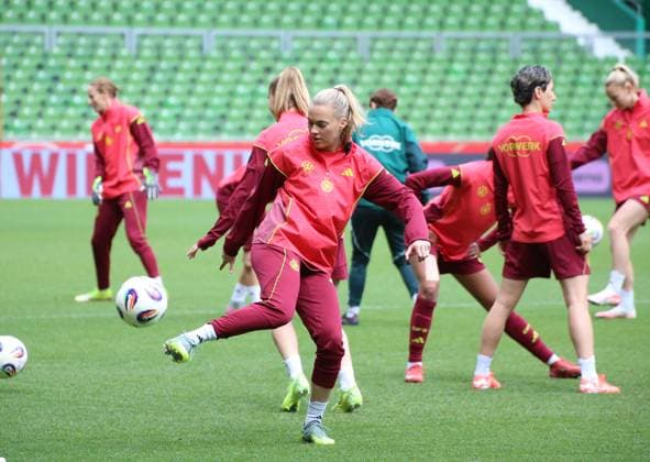 28.05.2025, xgrfx, Fussball DFB-Medientermine, Deutsche Frauennationalmannschaft - Training v.l. Laura Freigang (Deutsche Frauennationalmannschaft) (DFL DFB REGULATIONS PROHIBIT ANY USE OF PHOTOGRAPHS as IMAGE SEQUENCES and or QUASI-VIDEO) Bremen