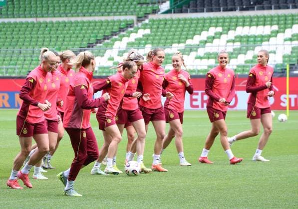 28.05.2025, xgrfx, Fussball DFB-Medientermine, Deutsche Frauennationalmannschaft - Training v.l. Die deutsche Frauennationalmannschaft trainiert im Bremer Weserstadion. (Deutsche Frauennationalmannschaft) (DFL DFB REGULATIONS PROHIBIT ANY USE OF PHOTOGRAPHS as IMAGE SEQUENCES and or QUASI-VIDEO) Bremen