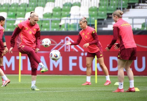 28.05.2025, xgrfx, Fussball DFB-Medientermine, Deutsche Frauennationalmannschaft - Training v.l. Laura Freigang, Franziska Kett (Deutsche Frauennationalmannschaft) (DFL DFB REGULATIONS PROHIBIT ANY USE OF PHOTOGRAPHS as IMAGE SEQUENCES and or QUASI-VIDEO) Bremen