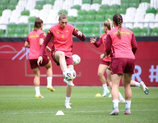 28.05.2025, xgrfx, Fussball DFB-Medientermine, Deutsche Frauennationalmannschaft - Training v.l. Jule Brand, Sara Däbritz (Deutsche Frauennationalmannschaft) (DFL DFB REGULATIONS PROHIBIT ANY USE OF PHOTOGRAPHS as IMAGE SEQUENCES and or QUASI-VIDEO) Bremen