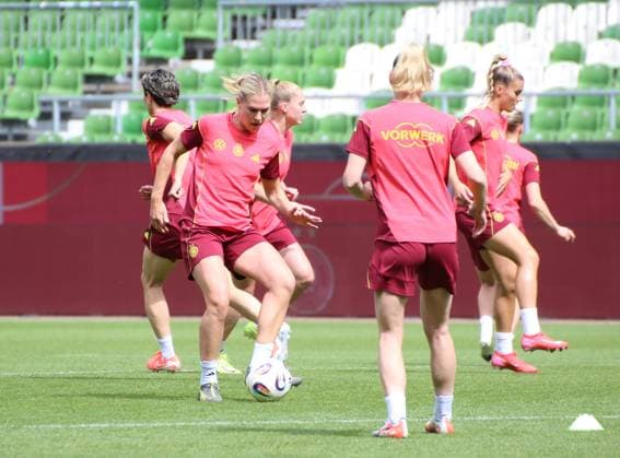 28.05.2025, xgrfx, Fussball DFB-Medientermine, Deutsche Frauennationalmannschaft - Training v.l. Rebecca Knaak, Sarai Linder(Deutsche Frauennationalmannschaft) (DFL DFB REGULATIONS PROHIBIT ANY USE OF PHOTOGRAPHS as IMAGE SEQUENCES and or QUASI-VIDEO) Bremen