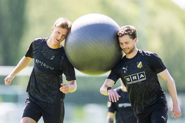 Sport Themen der Woche KW22 Sport Bilder des Tages 250528 Häckens Samuel Leach Holm och Adam Lundkvist under en träning inför finalen i Svenska Cupen den 28 maj 2025 i Göteborg. *** 250528 Häckens Samuel Leach Holm and Adam Lundkvist during a training session before the final of the Swedish Cup on May 28, 2025 in Gothenburg  Copyright: MATHIASxBERGELD BB250528MB033