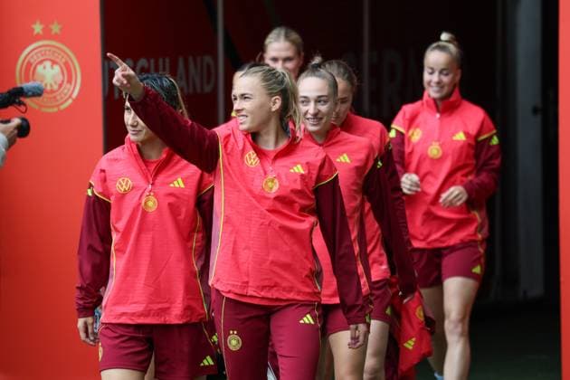 Bremen, Deutschland 28. Mai 2025: Fußball-Frauen-Nationalmannschaft - Training - 28.05. 2025 Im Bild: v.li. Sara Doorsoun (Deutschland) und Laura Freigang (Deutschland) mit ihren Mannschaftskolleginnen beim Training in Bremen DFB regulations prohibit any use of photographs as image sequences and or quasi-video Trainingsgelände Werder Bremen Bremen Copyright: xFotostandx xFantinix
