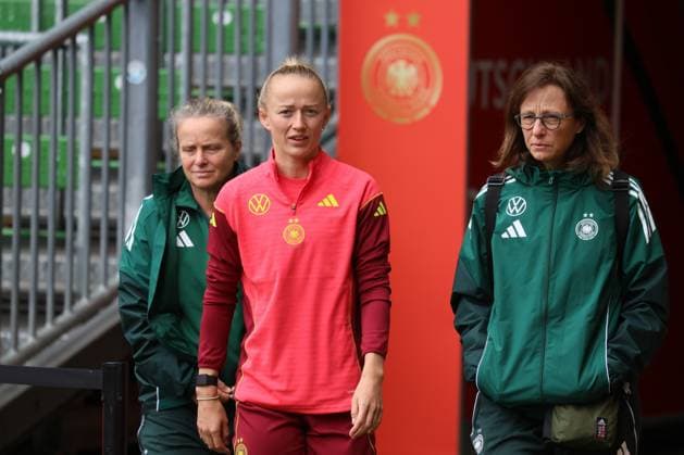 Bremen, Deutschland 28. Mai 2025: Fußball-Frauen-Nationalmannschaft - Training - 28.05. 2025 Im Bild: v.li. die Zweite Lea Schüller Schueller (Deutschland) DFB regulations prohibit any use of photographs as image sequences and or quasi-video Trainingsgelände Werder Bremen Bremen Copyright: xFotostandx xFantinix