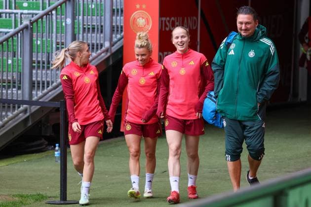 Bremen, Deutschland 28. Mai 2025: Fußball-Frauen-Nationalmannschaft - Training - 28.05. 2025 Im Bild: v.li. Elisa Senß Senss (Deutschland), Linda Dallmann (Deutschland) und Franziska Kett (Deutschland) DFB regulations prohibit any use of photographs as image sequences and or quasi-video Trainingsgelände Werder Bremen Bremen Copyright: xFotostandx xFantinix