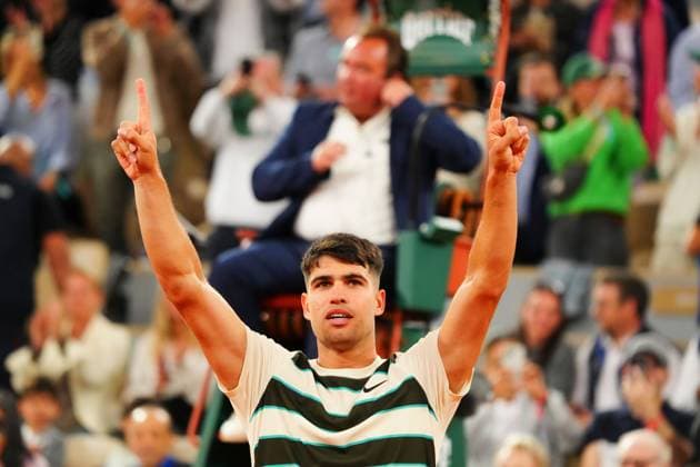 Sport Bilder des Tages Carlos Alcaraz celebrates his second round win French Open Tennis, Day Four, Tennis, Roland Garros, Paris, France - 28 May 2025 EDITORIAL USE ONLY No use with unauthorised audio, video, data, fixture lists, club league logos or live services. Online in-match use limited to 120 images, no video emulation. No use in betting, games or single club league player publications. Copyright: xJavierxGarcia Shutterstockx 15323219am