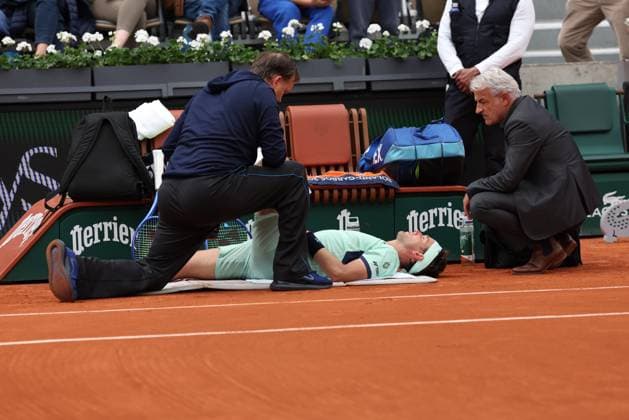 Sport Themen der Woche KW22 Sport Bilder des Tages ROLAND GARROS 2025 Thierry Larret MAXPPP - PARIS (75) 28 05 2025 Thierry Larret Maxppp. Tennis. Roland Garros 2025. Internationaux de France de tennis. Stade Roland Garros, Paris (75). Le 28 mai. Court Suzanne Lenglen : Casper RUUD (NOR) vs Nuno BORGES (POR). Blessure de Ruud avec intervention des soigneurs French Open 2025, Grand Slam tennis tournament at Roland-Garros Stadium on May 28, 2025 in Paris, France PARIS (75) STADE ROLAND GARROS PARIS ILE DE FRANCE FRANCE  Copyright: xMAXPPPxThierryxLarretx TLR202505282200 TLR202505282200