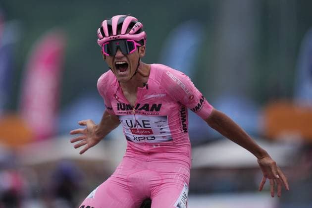 Bilder des Jahres 2025, Sport 05 Mai Sport Bilder des Tages Del Toro Romero Isaac of Uae Team Emirates Xrg, pink jersey, celebrates as he cycles to the finish line to win the stage 17 of the Giro d™Italia from San Michele all™Adige (fondazione Edmund Mach) to Bormio, Italy - Wednesday, May 28, 2025. - cycling.  Copyright: xGianxMatttiaxD Alberto LaPressex