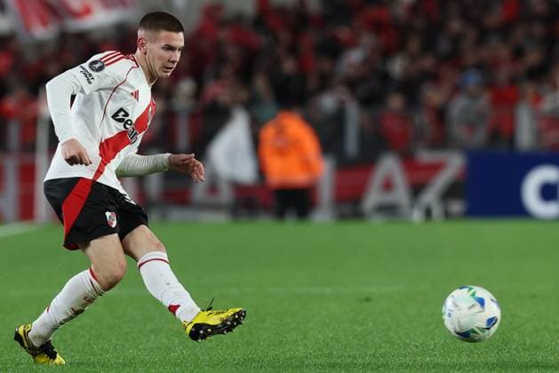 Argentina™s River Plate forward Franco Mastantuono shoots the ball during the Copa Libertadores group stage football match against Peru™s Universitario, at MAS Monumental stadium in Buenos Aires, on May 27, 2025. BUENOS AIRES ARGENTINA Copyright: xALEJANDROxPAGNIx