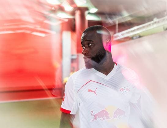 Leipzigs Lutsharel Geertruida im Spielertunnel. Fussball 1. Bundesliga, 34. Spieltag: RB Leipzig - VfB Stuttgart 2:3. 17. Mai 2025: Leipzig, Red Bull Arena. RB Leipzig - VfB Stuttgart 2:3
