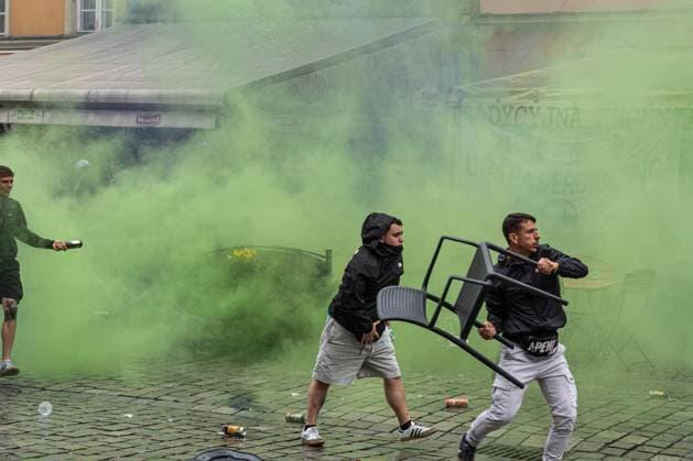 Sport Themen der Woche KW22 Sport Bilder des Tages May 28, 2025, Wroclaw, Poland: 26 May 2025 Poland Wroclaw Riots before the Conference League final in Wroclaw. Chelsea London and Real Betis fans threw bottles at each other on the market square in Wroclaw Wroclaw Poland - ZUMAk137 0820830331st Copyright: xKrzysztofxKaniewskix