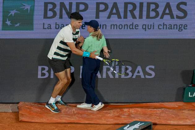 Sport Bilder des Tages 2025 French Open - Day Four Carlos Alcaraz collides with the line umpire during the match at the Roland Garros Grand Slam Tournament in Paris, France, on May 28, 2025. Paris France  Copyright: xRobertxSzaniszlox originalFilename:szaniszlo-notitle250528_npxhC.jpg