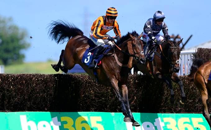 Sport Themen der Woche KW22 Sport Bilder des Tages Newton Abbot Races, Newton Abbot, UK - 28 May 2025 Kick Up A Storm ridden by Harry Cobden (L) alongside Planned Paradise ridden by Jack Tudor (R). - Race 4 - 3:48 Newton Abbot - Investment Manager Handicap Chase (GBB Race) (Class 3) at Newton Abbot Racecourse, Newton Abbot, Devon, England - Newton Abbot Newton Abbot Racecourse Devon England Copyright: xTomxSandberg PPAUKx PPA-191852