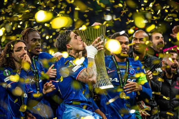 Sport Themen der Woche KW22 Bilder des Jahres 2025, Sport 05 Mai Sport Bilder des Tages 28.05.2025 WROCLAW, STADION WROCLAW, PILKA NOZNA (FOOTBALL), FINAL LIGI KONFERENCJI UEFA ( UEFA CONFERENCE LEAGUE FINAL ), MECZ REAL BETIS - CHELSEA ( REAL BETIS BALOMPIE - CHELSEA FC ) NZ REECE JAMES ENZO FERNANDEZ CHELSEA ZWYCIESTWO WYGRANA PUCHAR CELEBRACJA TRIUMF TROPHY WINNER FOTO LUKASZ SKWIOT CYFRASPORT NEWSPIX.PL --- Newspix.pl POLAND OUT!  20250528CSLS125