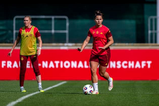 26.05.2025: Training der deutschen Frauenfußball-Nationalmannschaft in Bremen: Deutschlands Lena Oberdorf läuft mit dem Ball am Fuß. Copyright: xDavidxInderliedx