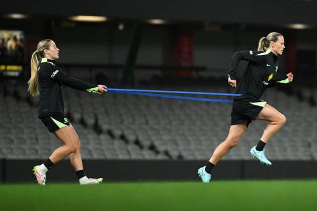 Sport Themen der Woche KW22 Fußball, Frauen, Nationalteam Australien, Training SOCCER MATILDAS TRAINING, Emily van Egmond of Australia (right) in action during a Matildas Official Training Session at Marvel Stadium in Melbourne, Victoria, Thursday, May 29, 2025. ( NO ARCHIVING Melbourne Victoria Australia  Copyright: xJamesxRossx 20250529172267676701