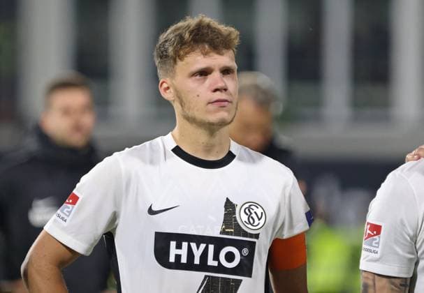 26.05.2025, Fussball, Herren, Bundesliga-Relegation, Relegationsspiel, Saison 2024 2025, SV 07 Elversberg - 1. FC Heidenheim, Enttäuschung bei den Spielern der SV 07 Elversberg nach dem verpassten Aufstieg in die Bundesliga, enttäuschte Spieler, Aufstiegsdrama, Tränen, Emotionen pur, bittere Niederlage, leere Blicke, Fußballschicksal, Robin Fellhauer (SV 07 Elversberg) Elversberg Ursapharm-Arena an der Kaiserlinde Saarland Deutschland (DE) Copyright: xFabianxKleerx