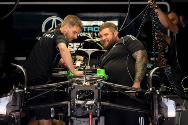 BARCELONA - Mechanics at work on George Russell s (Mercedes) car at the Circuit de Barcelona-Catalunya ahead of the Spanish Grand Prix. ANP SANDER KING xVIxANPxSportx xxANPxIVx 528948712 originalFilename: 528948712.jpg