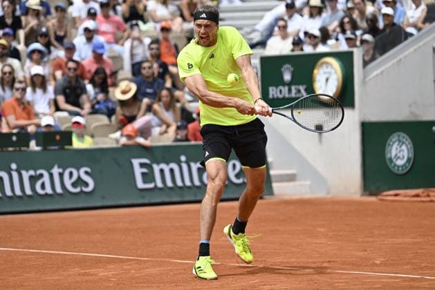 2025 Roland-Garros - Day 5 PARIS, FRANCE - MAY 29: Alexander Zverev of Germany in action against Jesper de Jong (not seen) of the Netherlands during the Men s Singles Second Round match on day five of the 2025 Roland-Garros at Court Simonne-Mathieu in Paris, France on May 29, 2025. Burak Akbulut Anadolu Paris France. Editorial use only. Please get in touch for any other usage.  Copyright: x2025xAnadoluxBurakxAkbulutx