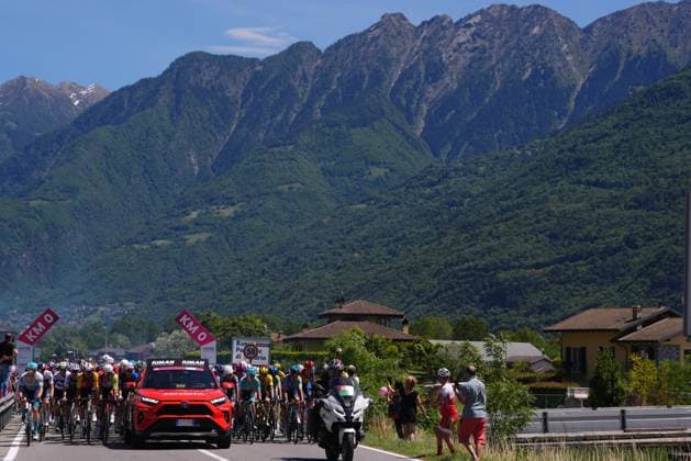 The pack rides during the stage 18 of the Giro d™Italia from Morbegno to Cesano Maderno, Italy - Thursday, May 29, 2025. - cycling.  Copyright: xFabioxFerrari LaPressex