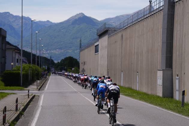 The pack rides during the stage 18 of the Giro d™Italia from Morbegno to Cesano Maderno, Italy - Thursday, May 29, 2025. - cycling.  Copyright: xFabioxFerrari LaPressex
