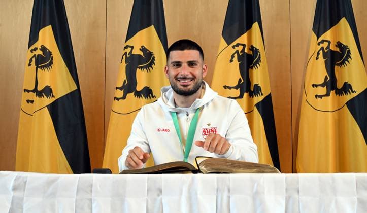 25.05.25 VfB Stuttgart Empfang Rathaus DFB-Pokal Sieg Deutschland, Stuttgart, 25.05.2025, Fussball, Bundesliga, Empfang Rathaus DFB-Pokal Sieg: Deniz Undav; Eintrag in das Goldene Buch der Stadt. *** 25 05 25 VfB Stuttgart Reception City Hall DFB Cup Victory Germany, Stuttgart, 25 05 2025, Football, Bundesliga, Reception City Hall DFB Cup Victory Deniz Undav Entry in the citys Golden Book