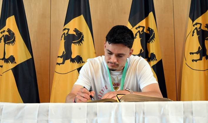 25.05.25 VfB Stuttgart Empfang Rathaus DFB-Pokal Sieg Deutschland, Stuttgart, 25.05.2025, Fussball, Bundesliga, Empfang Rathaus DFB-Pokal Sieg: Fabian Rieder; Eintrag in das Goldene Buch der Stadt.