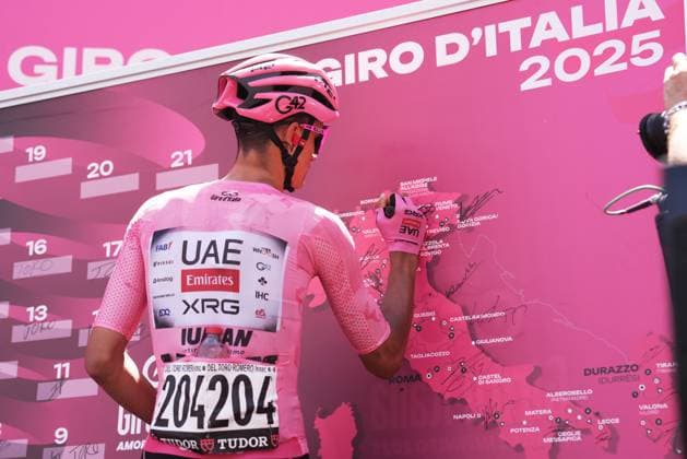 Del Toro Romero Isaac of Uae Team Emirates Xrg, pink jersey, during the stage 18 of the Giro d™Italia from Morbegno to Cesano Maderno, Italy - Thursday, May 29, 2025. - cycling.  Copyright: xMassimoxPaolone LaPressex