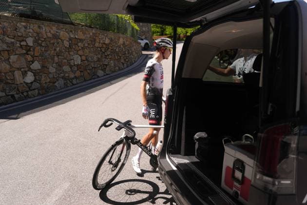 Ayuso Pesquera Juan of Uae Team Emirates Xro retires from the race during the stage 18 of the Giro d™Italia from Morbegno to Cesano Maderno, Italy - Thursday, May 29, 2025. - cycling.  Copyright: xFabioxFerrari LaPressex
