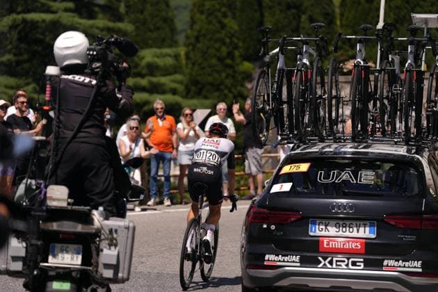 Ayuso Pesquera Juan of Uae Team Emirates Xro retires from the race during the stage 18 of the Giro d™Italia from Morbegno to Cesano Maderno, Italy - Thursday, May 29, 2025. - cycling.  Copyright: xFabioxFerrari LaPressex