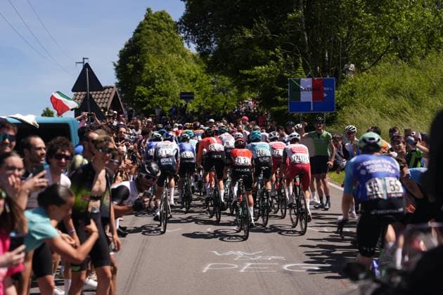 The pack rides during the stage 18 of the Giro d™Italia from Morbegno to Cesano Maderno, Italy - Thursday, May 29, 2025. - cycling.  Copyright: xFabioxFerrari LaPressex