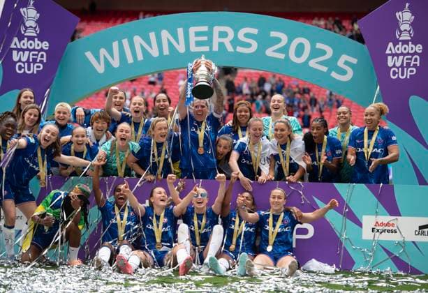 Bilder des Jahres 2025, Sport 05 Mai Chelsea v Manchester United, ManU - The Adobe Women s FA Cup Final LONDON, ENGLAND - MAY 18: Chelsea captain Millie Bright lifts the trophy with teammates after The Adobe Women s FA Cup Final match between Chelsea and Manchester United at Wembley Stadium on May 18, 2025 in London, England. London Wembley Stadium England United Kingdom Copyright: xVisionhausx 776317337