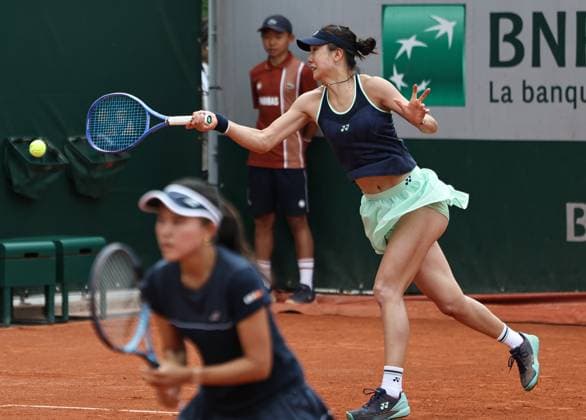(250529) -- PARIS, May 29, 2025 -- Ninomiya Makoto Tang Qianhui (R) compete during the women s doubles 1st round match between Ninomiya Makoto (Japan) Tang Qianhui (China) and Elixane Lechemia Harmony Tan of France at the French Open tennis tournament at Roland Garros, Paris, France, May 29, 2025. ) (SP)FRANCE-PARIS-TENNIS-FRENCH OPEN-WOMEN S DOUBLES LixJing 