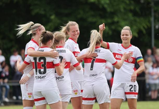 Münchingen , Fußball WFV-Pokal Finale der Frauen , VfB Stuttgart Frauen vs. VfL Herrenberg , Jubel Vf B , rechts: Jana Beuschlein