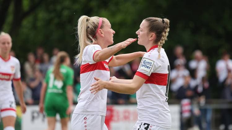 Münchingen , Fußball WFV-Pokal Finale der Frauen , VfB Stuttgart Frauen vs. VfL Herrenberg , von links: Mandy Islacker Leonie Kopp ( VfB ) , Jubel