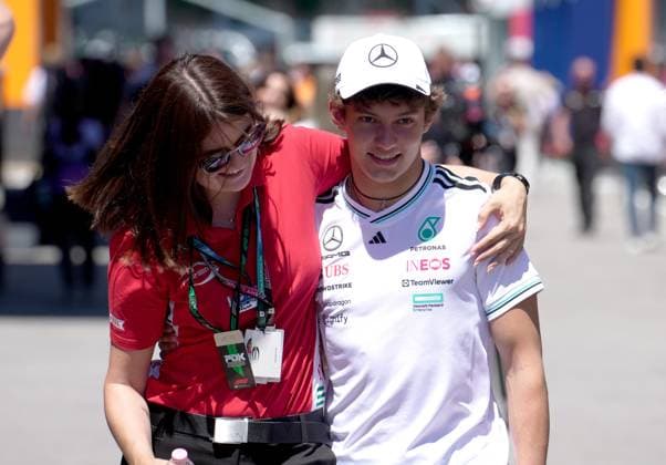 Formel 1 Aramco Grand Prix von Spanien 2025 29.05.2025, Circuit de Catalunya, Barcelona, Formel 1 Aramco Grand Prix von Spanien 2025 , im Bild Andrea Kimi Antonelli (ITA), Mercedes-AMG Petronas Formula One Team mit Anna-Maria Gittins, Teamkoordinator Prema Racing.