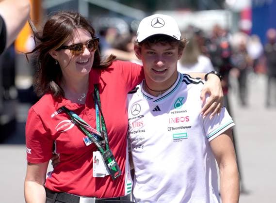 Formel 1 Aramco Grand Prix von Spanien 2025 29.05.2025, Circuit de Catalunya, Barcelona, Formel 1 Aramco Grand Prix von Spanien 2025 , im Bild Andrea Kimi Antonelli (ITA), Mercedes-AMG Petronas Formula One Team mit Anna-Maria Gittins, Teamkoordinator Prema Racing.