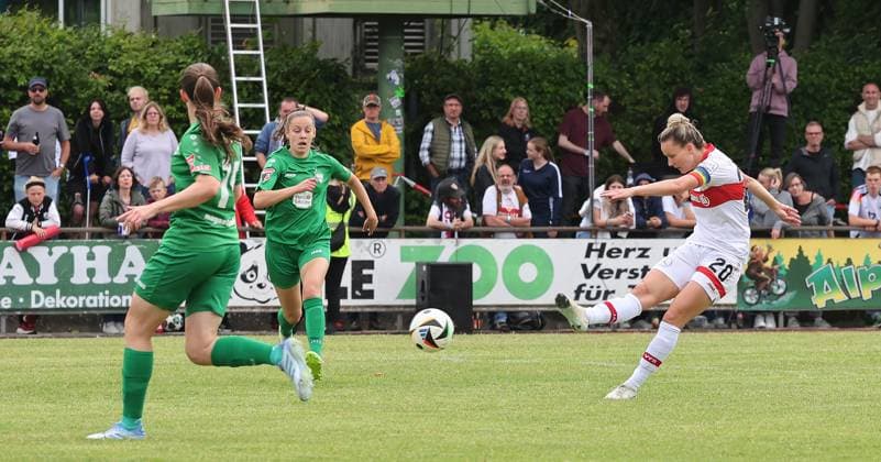 Münchingen , Fußball WFV-Pokal Finale der Frauen , VfB Stuttgart Frauen vs. VfL Herrenberg , Tor zum 1 : 0 , rechts: Torschützin Jana Beuschlein ( VfB )