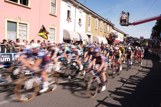 The pack rides during the stage 18 of the Giro d™Italia from Morbegno to Cesano Maderno, Italy - Thursday, May 29, 2025. - cycling.  Copyright: xMassimoxPaolone LaPressex