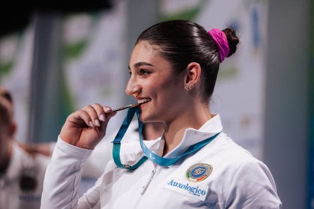 Bilder des Jahres 2025, Sport 05 Mai Sport Bilder des Tages Turnen Europameisterschaft 2025 - Frauen Mehrkampf Finale - Leipzig ESPOSITO Manila (ITA) Biss auf die Goldmedaille nach ihrem Sieg im Mehrkampf Finale Leipzig Messe Leipzig SN Deutschland *** Gymnastics European Championships 2025 Womens All-Around Final Leipzig ESPOSITO Manila ITA Bites for the gold medal after her victory in the All-Around Final Leipzig Messe Leipzig SN Germany