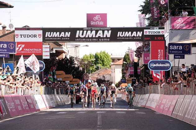The pack rides on the finish line during the stage 18 of the Giro d™Italia from Morbegno to Cesano Maderno, Italy - Thursday, May 29, 2025. - cycling.  Copyright: xMarcoxAlpozzi LaPressex