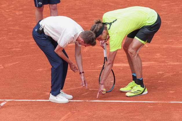 Alexander Zverev diskutiert mit Stuhlschiedsrichter ueber einen Ballabdruck auf der Linienrichter Tennis - French Open 2025 - Roland Garros - Paris - - France - 29 May 2025. Copyright: xJuergenxHasenkopfx