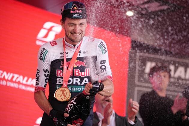 Sport Themen der Woche KW22 Sport Bilder des Tages Denz Nico of Red Bull - Bora - Hansgrohe Team winner of the stage on the podium during the stage 18 of the Giro d™Italia from Morbegno to Cesano Maderno, Italy - Thursday, May 29, 2025. - cycling.  Copyright: xMarcoxAlpozzi LaPressex