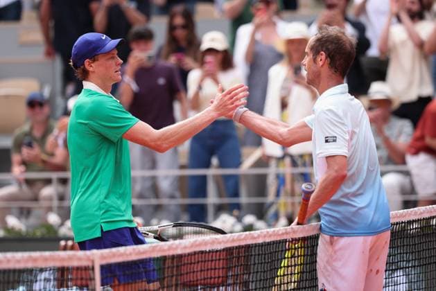 R-L.Richard Gasquet gratuliert dem Sieger, Jannik Sinner (ITA) Tennis - French Open 2025 - Roland Garros - Paris - - France - 29 May 2025. Copyright: xJuergenxHasenkopfx