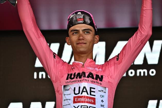 Sport Bilder des Tages May 29, 2025, Cesano Maderno, ITALY: Mexican rider Isaac Del Toro Romero of Uae Team Emirates Xrg retaining the overall leader s pink jersey, poses on the podium after the 18th stage of the 108 Giro d Italia 2025, cycling race over 144 km from Morbegno to Cesano Maderno, 29 May 2025. ANSA LUCA ZENNARO. Giro: Denz Vince La 18 A Tappa A Cesano Maderno  - ZUMAa110 20250529_zaf_a110_041 Copyright: xLucaxZennarox