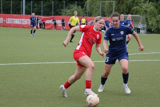 29.05.2025 xmgoodx Offenbach am Main, Fussball Hessenpokal 2024 2025 Halbfinale Frauen Kickers Offenbach (OFC) - FSV Hessen Wetzlar Leonie Gosch (8, OFC Frauen) gegen Anna Lotte Donner (FSV Hessen Wetzlar)
