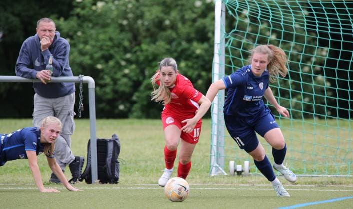 29.05.2025 xmgoodx Offenbach am Main, Fussball Hessenpokal 2024 2025 Halbfinale Frauen Kickers Offenbach (OFC) - FSV Hessen Wetzlar NataÅ¡a Petrov (10, OFC Frauen) gegen Antonia Rau (FSV Hessen Wetzlar)