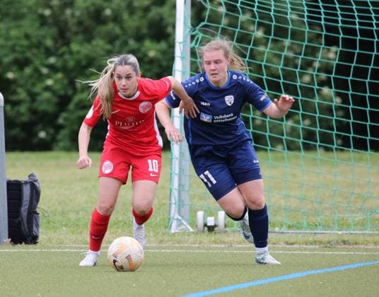 29.05.2025 xmgoodx Offenbach am Main, Fussball Hessenpokal 2024 2025 Halbfinale Frauen Kickers Offenbach (OFC) - FSV Hessen Wetzlar NataÅ¡a Petrov (10, OFC Frauen) gegen Antonia Rau (FSV Hessen Wetzlar)