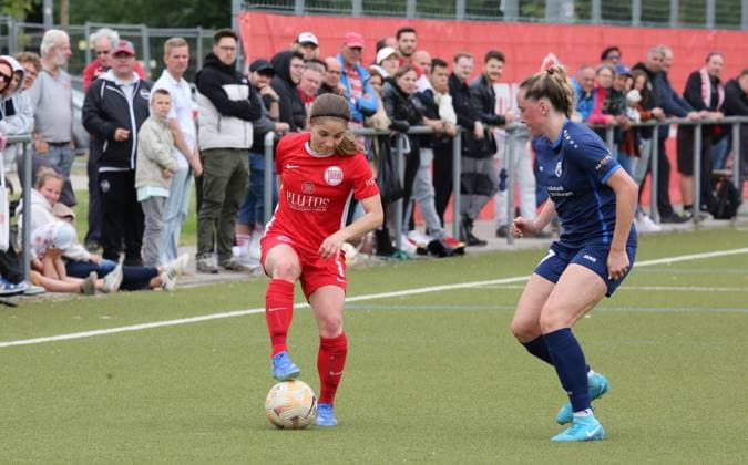 29.05.2025 xmgoodx Offenbach am Main, Fussball Hessenpokal 2024 2025 Halbfinale Frauen Kickers Offenbach (OFC) - FSV Hessen Wetzlar Franziska Marie Riepl (3, OFC Frauen) gegen Lenoie Weide (FSV Hessen Wetzlar)